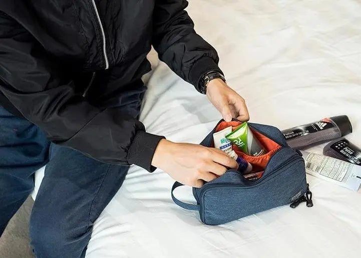 Trousse Toilette Homme look Wind Blows River Flows - Voyage Serein